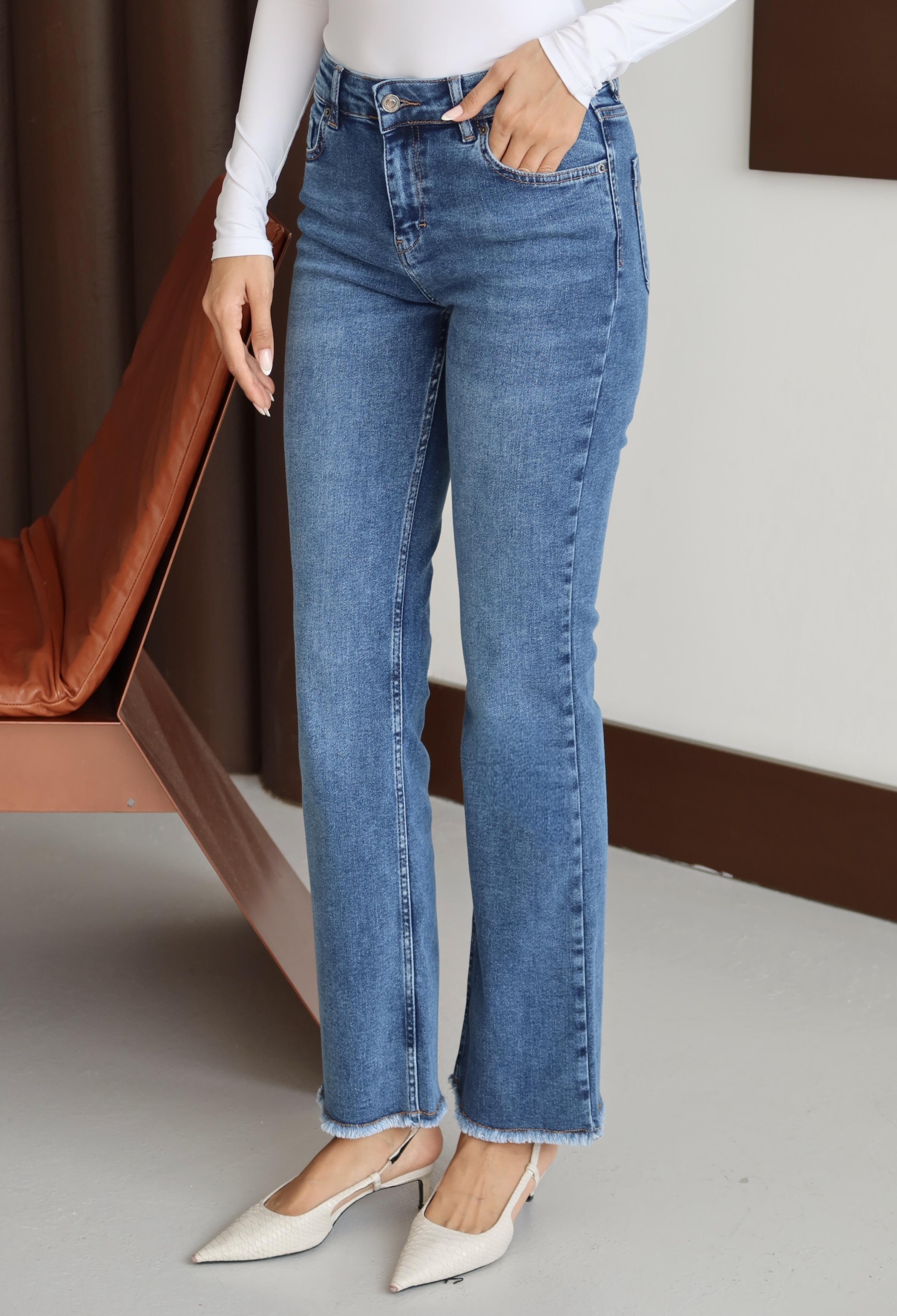 Mom Jeans With Straight Leg And Button Closure - Brand: LACARINO - Women & Kids, Baby Clothes Wholesale - TheBS Women