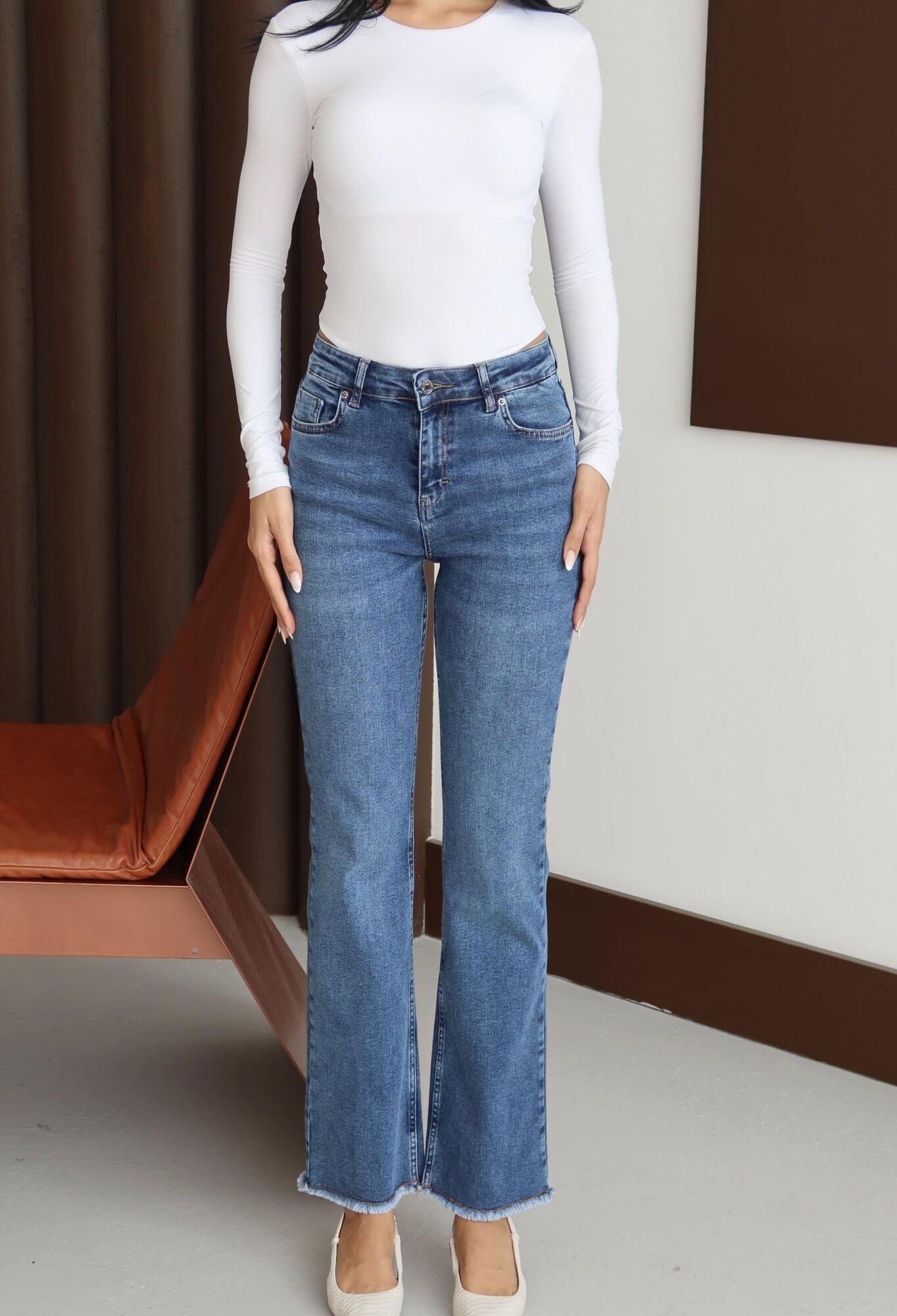 Mom Jeans With Flare Leg And Buttoned Closure - Brand: LACARINO - Women & Kids, Baby Clothes Wholesale - TheBS Women