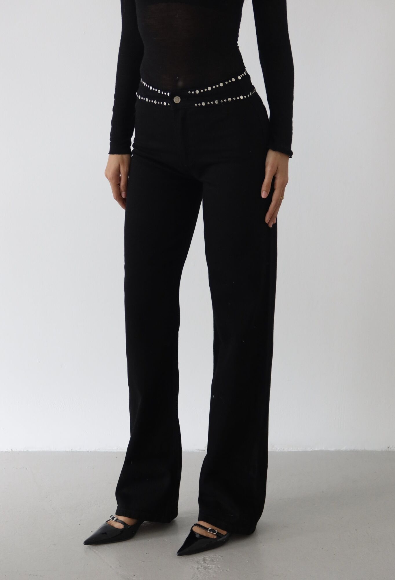 Black Mom Jeans With Flare Leg And Buttoned Closure - Brand: LACARINO - Women & Kids, Baby Clothes Wholesale - TheBS Women