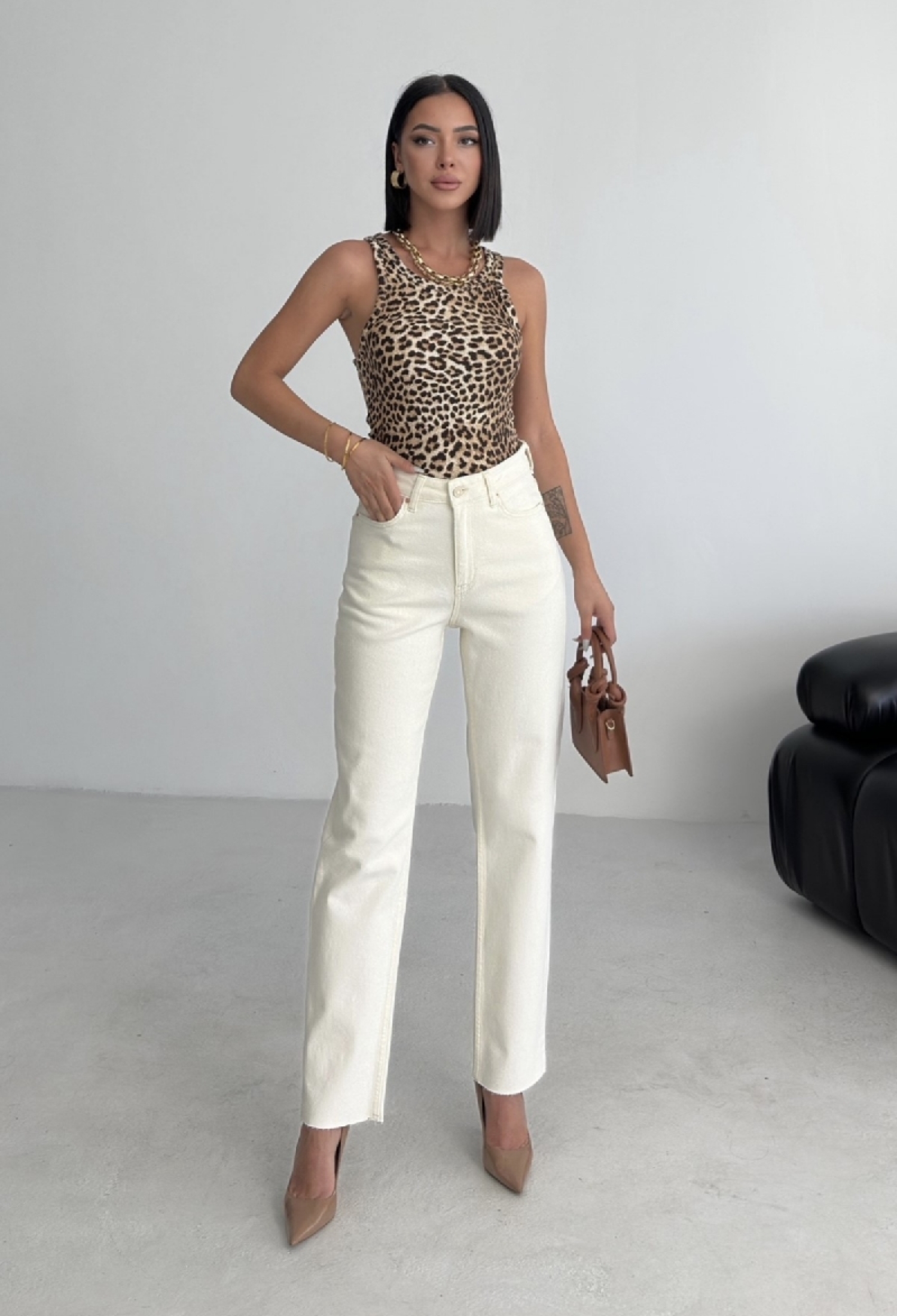 White Mom Jeans With High Waist And Buttoned Closure - Brand: XLove - Women & Kids, Baby Clothes Wholesale - TheBS Women